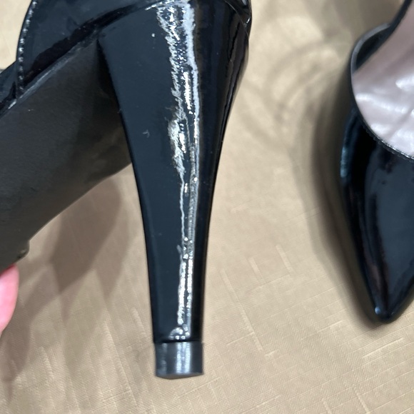 Shiny Black Tahari Staley Pumps Sz 8 - Picture 6 of 7
